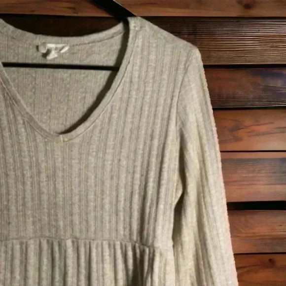 Como Vue size medium tan v-neck lightweight sweater with ruffled bottom. - Picture 2 of 3